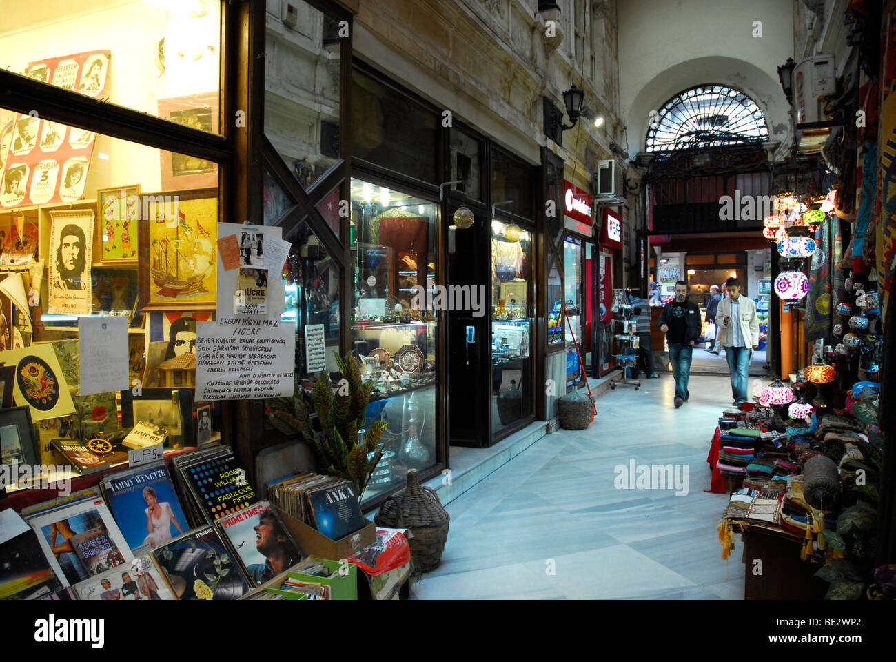 Avrupa Pasaji, arcade con negozi di souvenir, quartiere di Beyoglu, Istanbul, Turchia Foto Stock