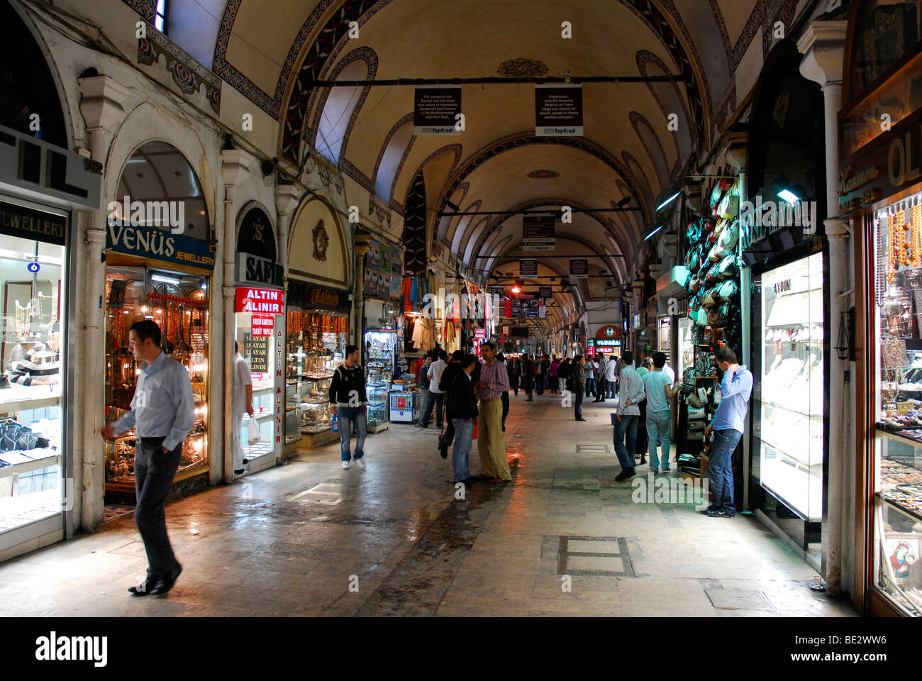 Negozi nel mercato coperto, Gran Bazaar Kapali Carsi, Istanbul, Turchia Foto Stock