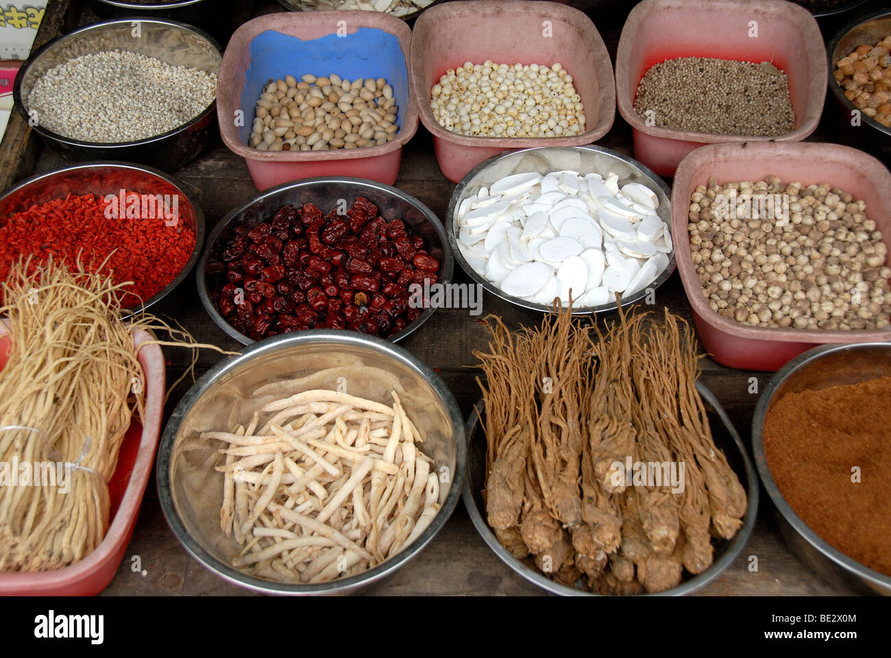 Mercato, produrre per la vendita su un mercato stand, display, erbe cinesi e radici, Lijiang, nella provincia dello Yunnan, Repubblica Popolare di ch Foto Stock