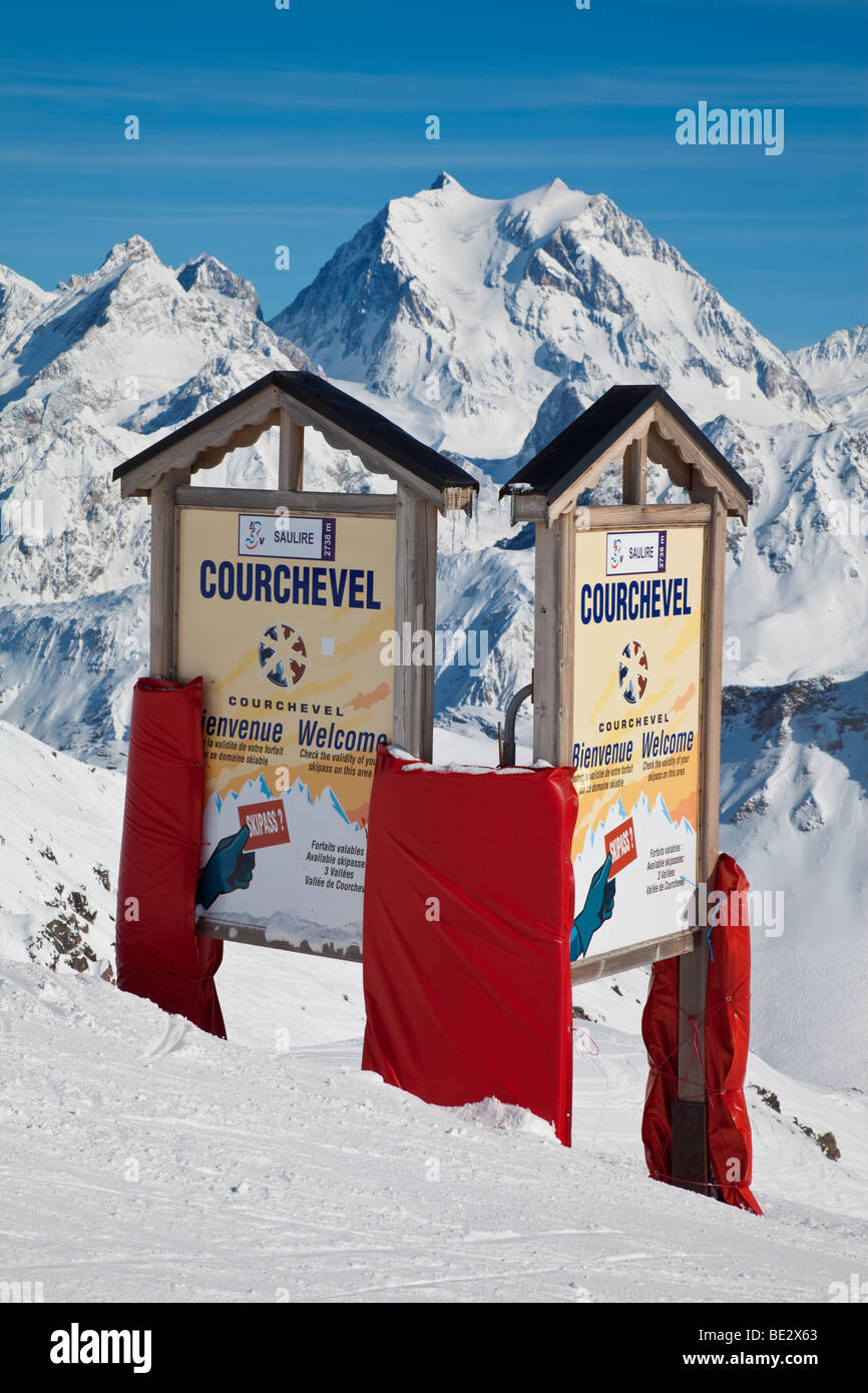 Benvenuto a Couchevel segno, Le Tre Valli, Les Trois Vallees, Savoie, sulle Alpi francesi, Francia Foto Stock