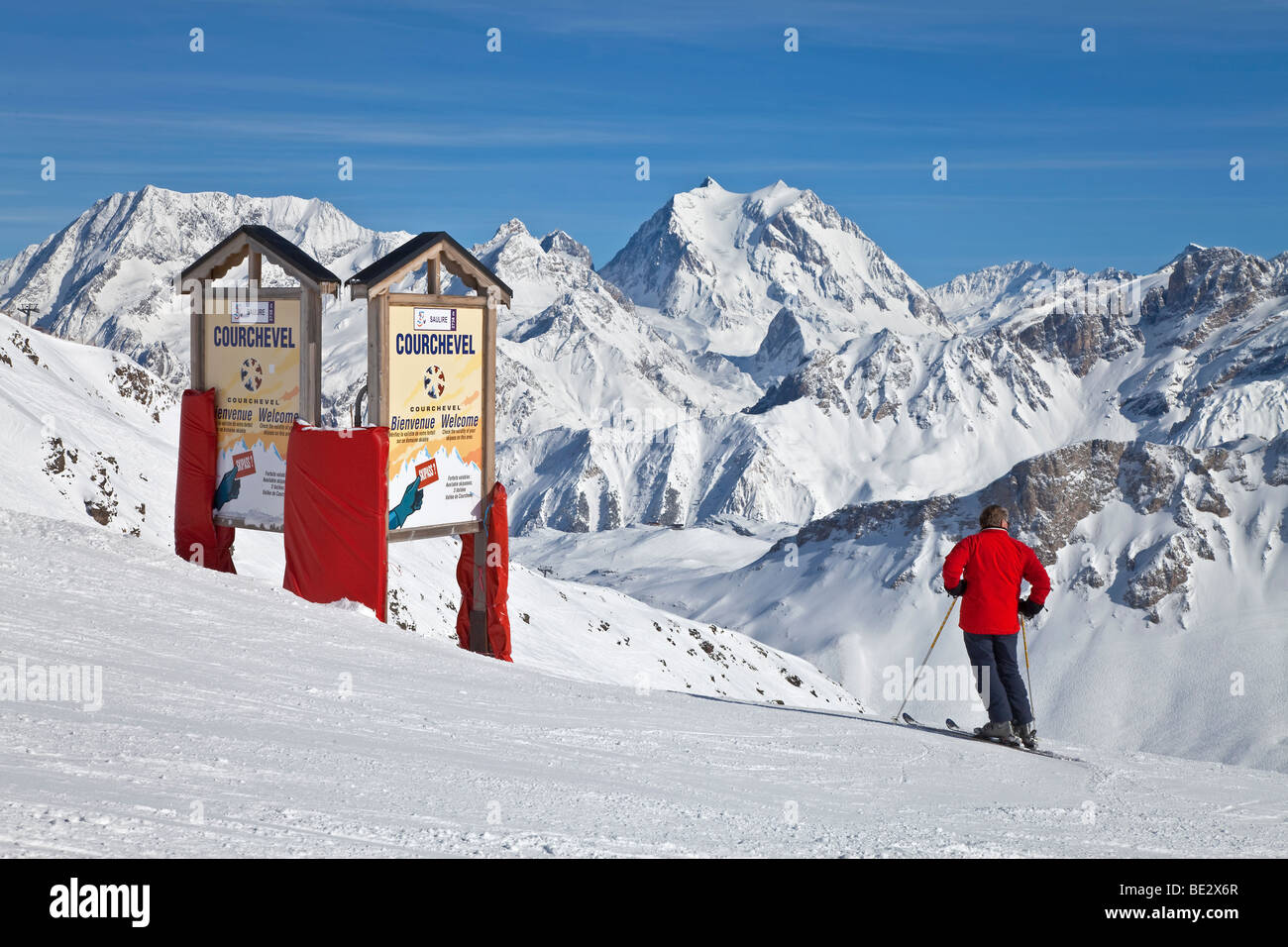 Benvenuto a Couchevel segno, Le Tre Valli, Les Trois Vallees, Savoie, sulle Alpi francesi, Francia Foto Stock