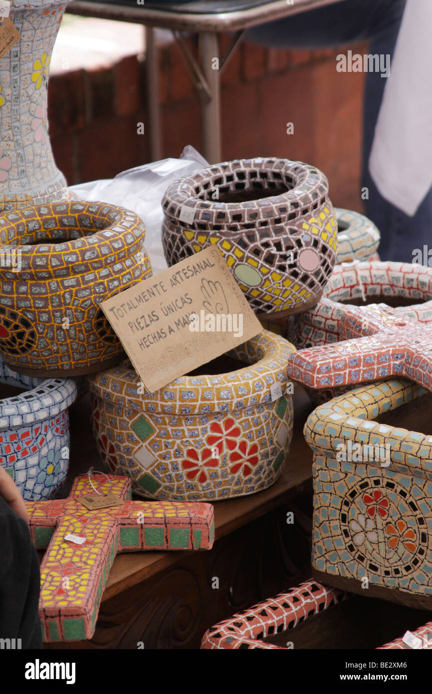 Colorato fatto a mano di ceramica sul display in un mercato di Panama City. Foto Stock