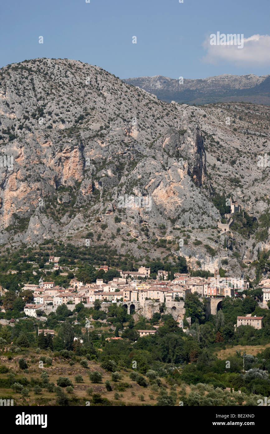 La cittadina di Moustiers Sainte Marie sul bordo delle Gorges du Verdon in Provenza di Francia Foto Stock