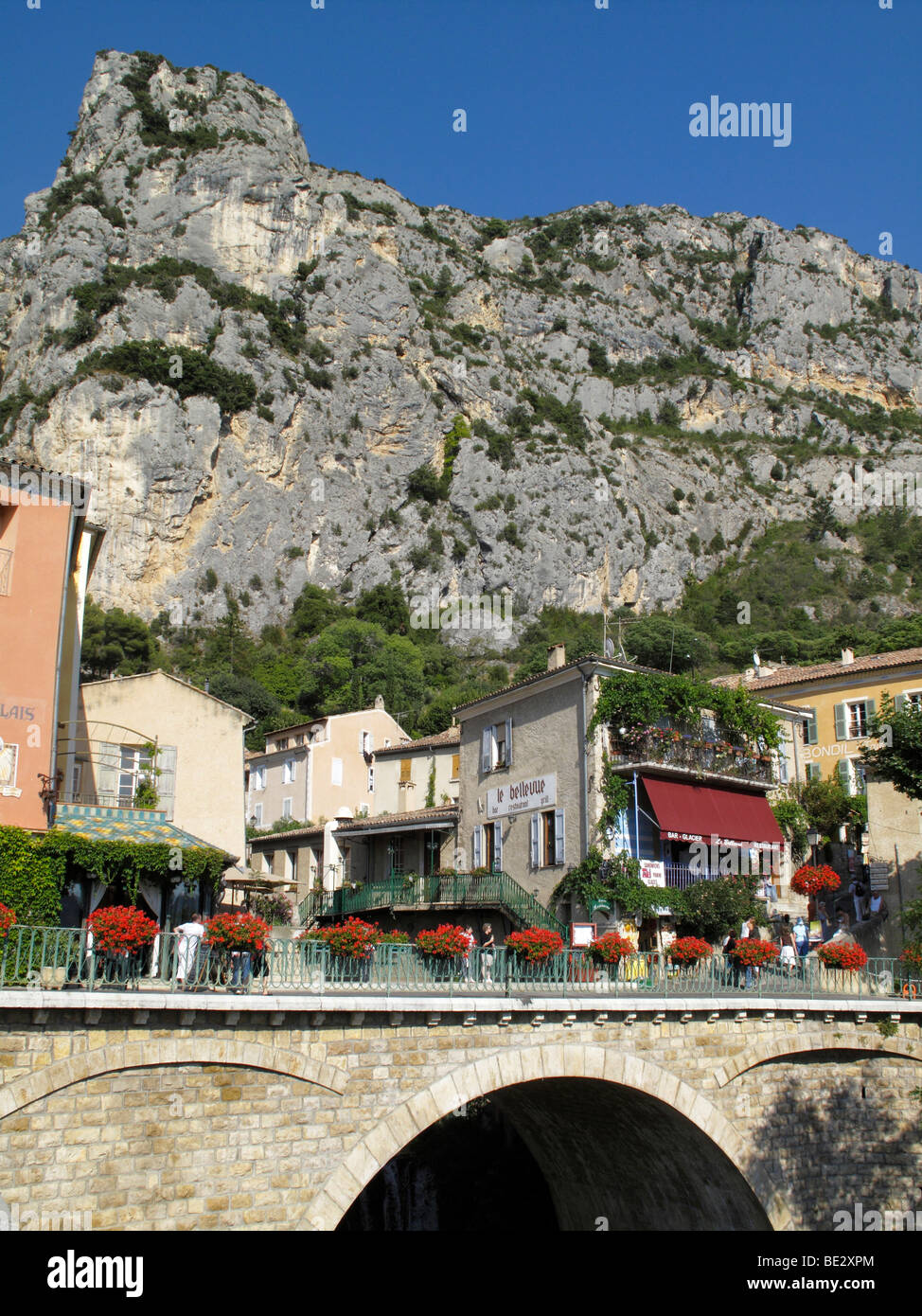 La cittadina di Moustiers Sainte Marie sul bordo delle Gorges du Verdon in Provenza di Francia Foto Stock