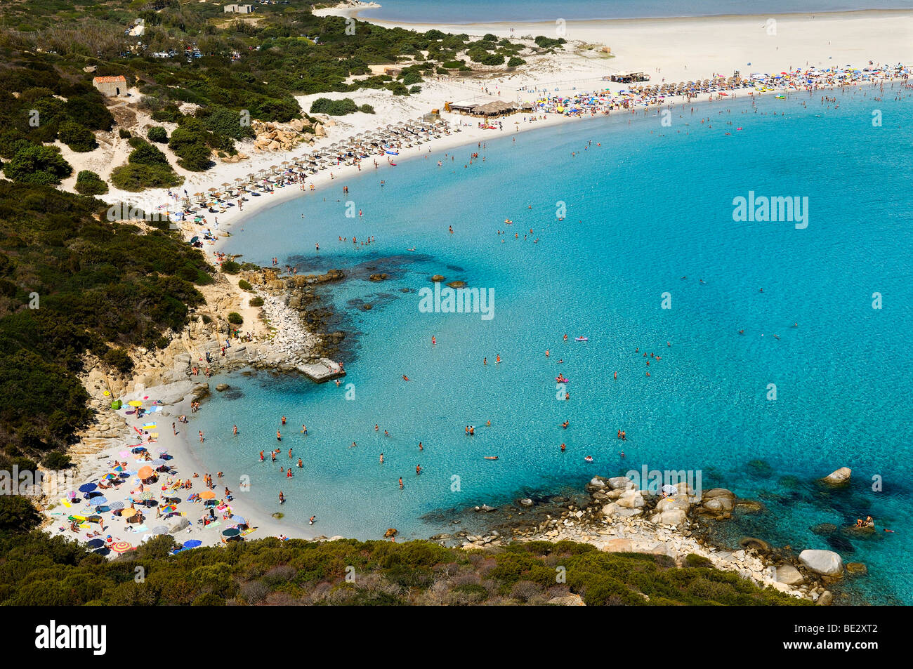 Il turista balneare e colorati ombrelloni sulla spiaggia, limpide acque turchesi, Cala Giunco, Porto Giunco Capo Carbonara, Foto Stock