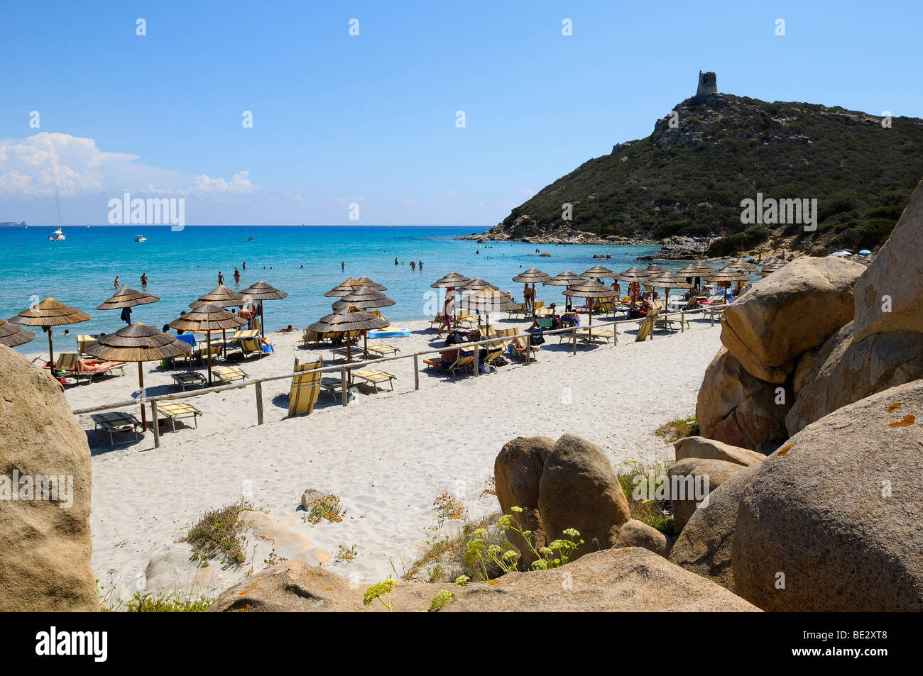 Ombrelloni E Rocce Sulla Spiaggia Di Cala Giunco Con Torre