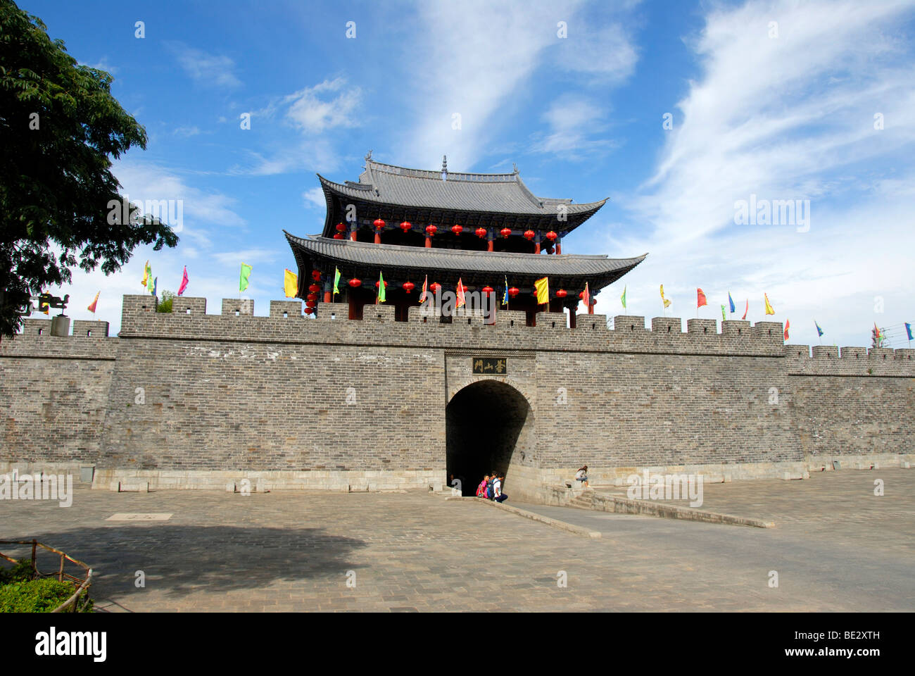 Porta della città di parete, West Gate, Dali, nella provincia dello Yunnan, Repubblica Popolare di Cina e Asia Foto Stock