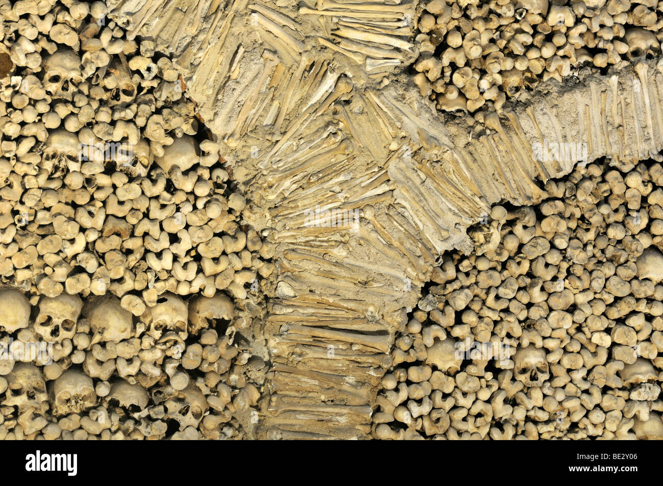 Dettaglio della parete, charnel, ossa cappella Capela dos Ossos nel monastero francescano, Evora, Sito Patrimonio Mondiale dell'UNESCO, Alentejo, P Foto Stock