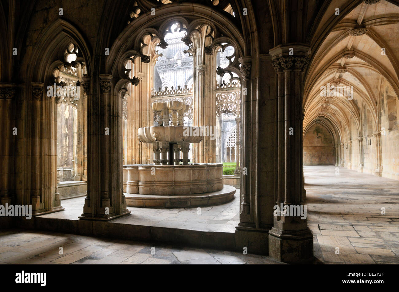 Fontana nel chiostro del monastero domenicano Mosteiro de Santa Maria da Vitoria, Sito Patrimonio Mondiale dell'UNESCO, Batalha, Po Foto Stock