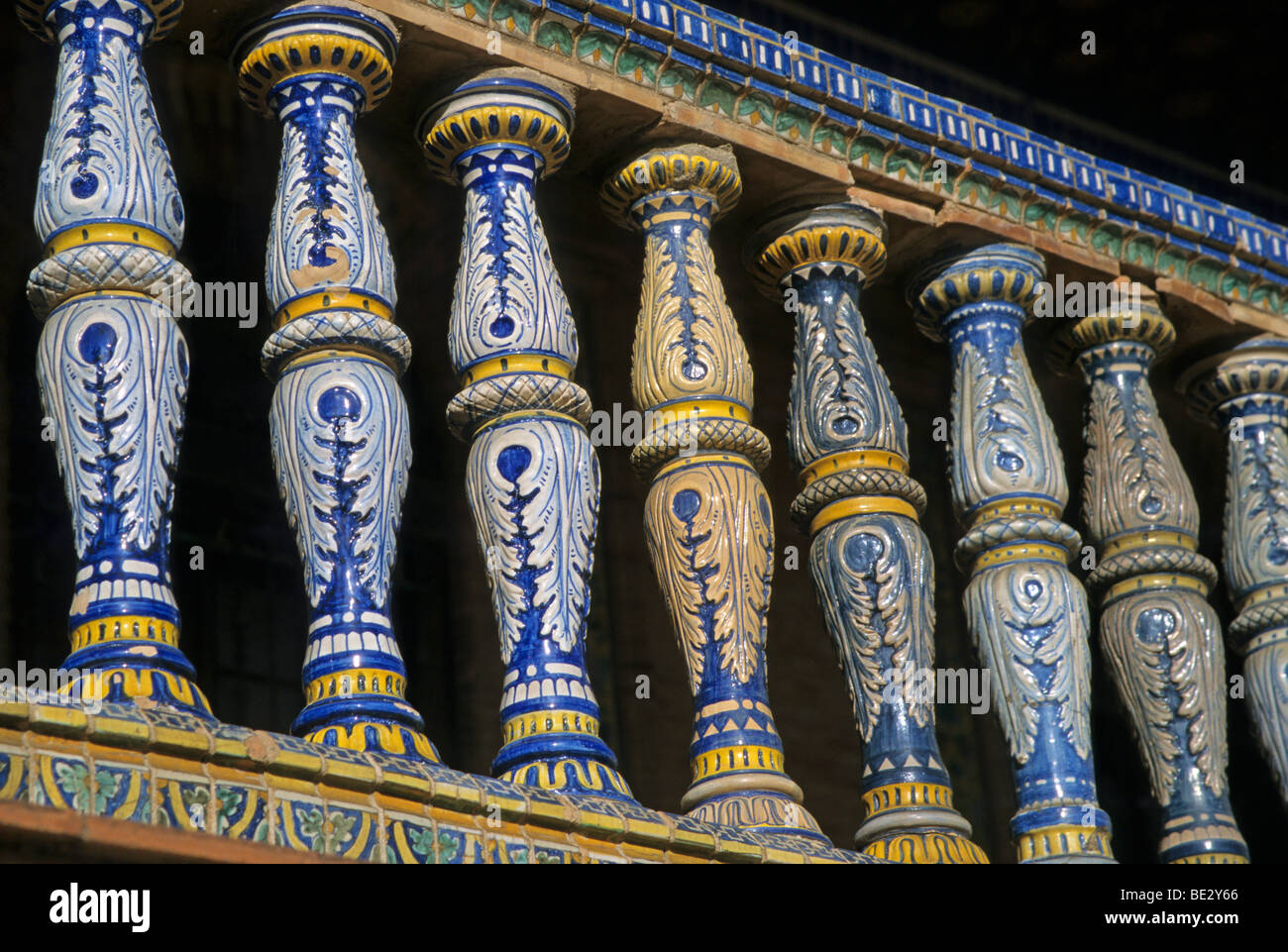 Decorazione di piastrelle in ceramica, Plaza de Espana, Siviglia, Andalusia, Spagna, Europa Foto Stock