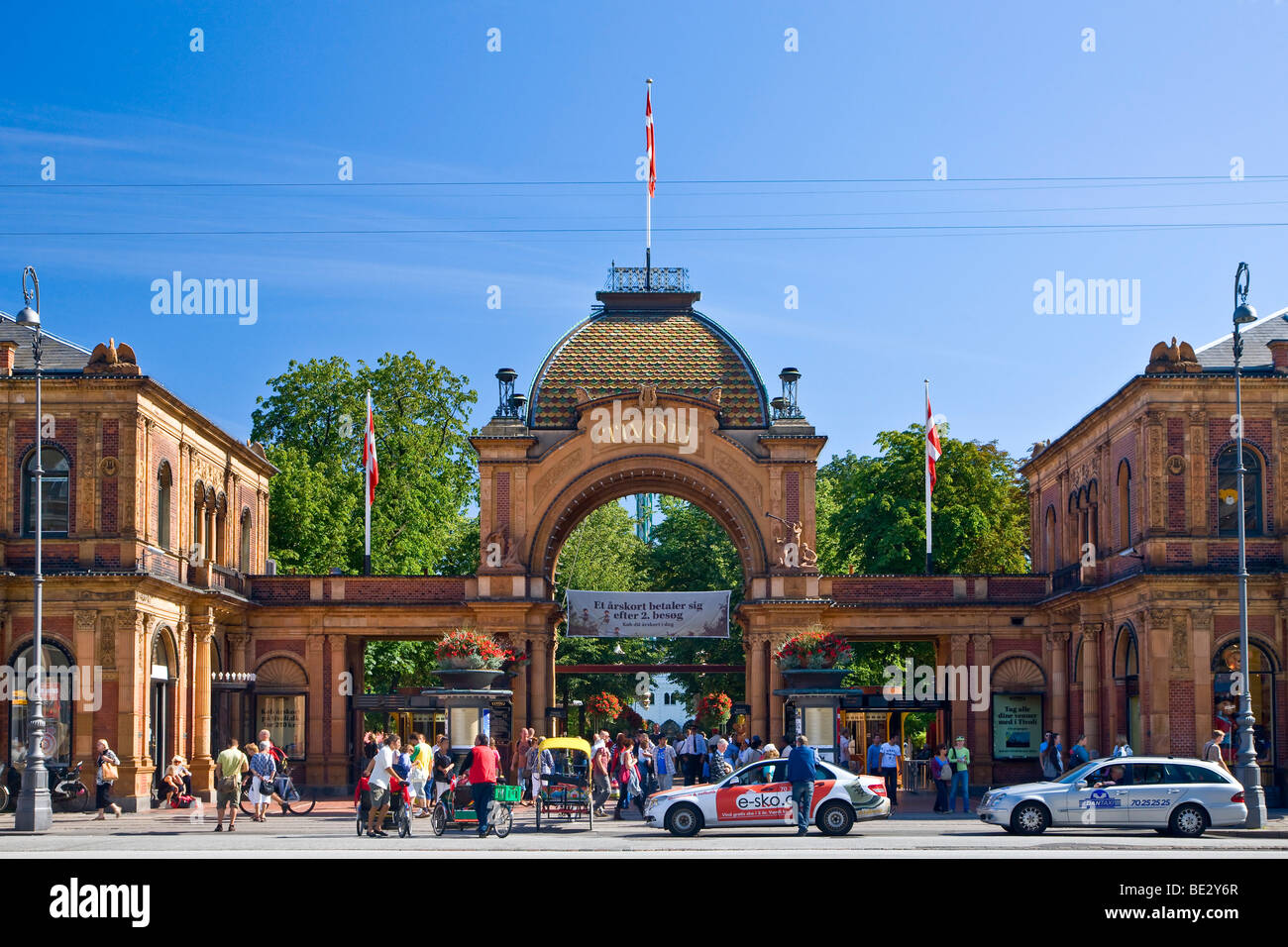L'ingresso principale al giardino di Tivoli, Copenaghen, Danimarca, Europa Foto Stock