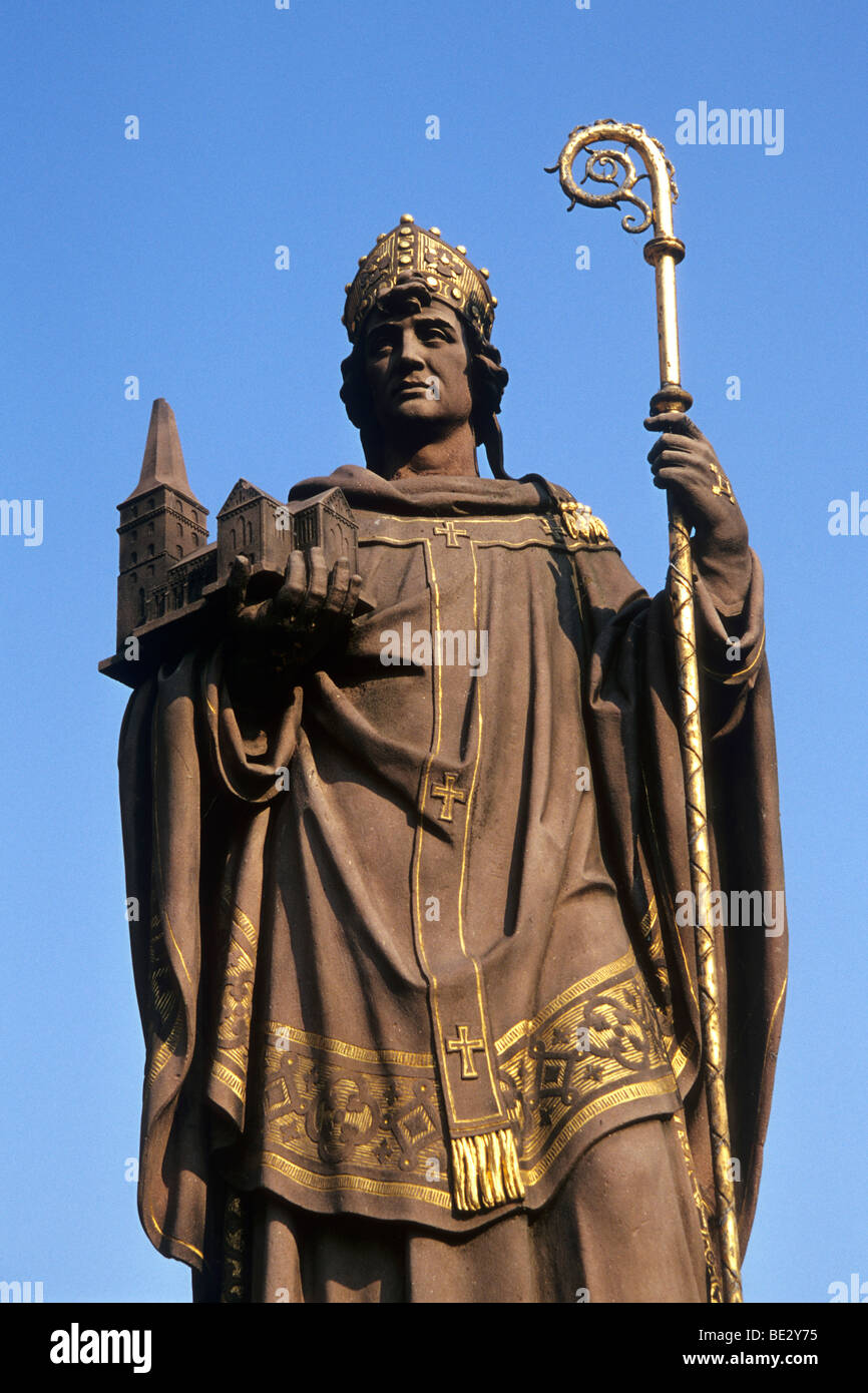 La scultura del fondatore della città Arcivescovo sant Ansgar, Trostbruecke bridge, città anseatica di Amburgo, Germania, Europa Foto Stock