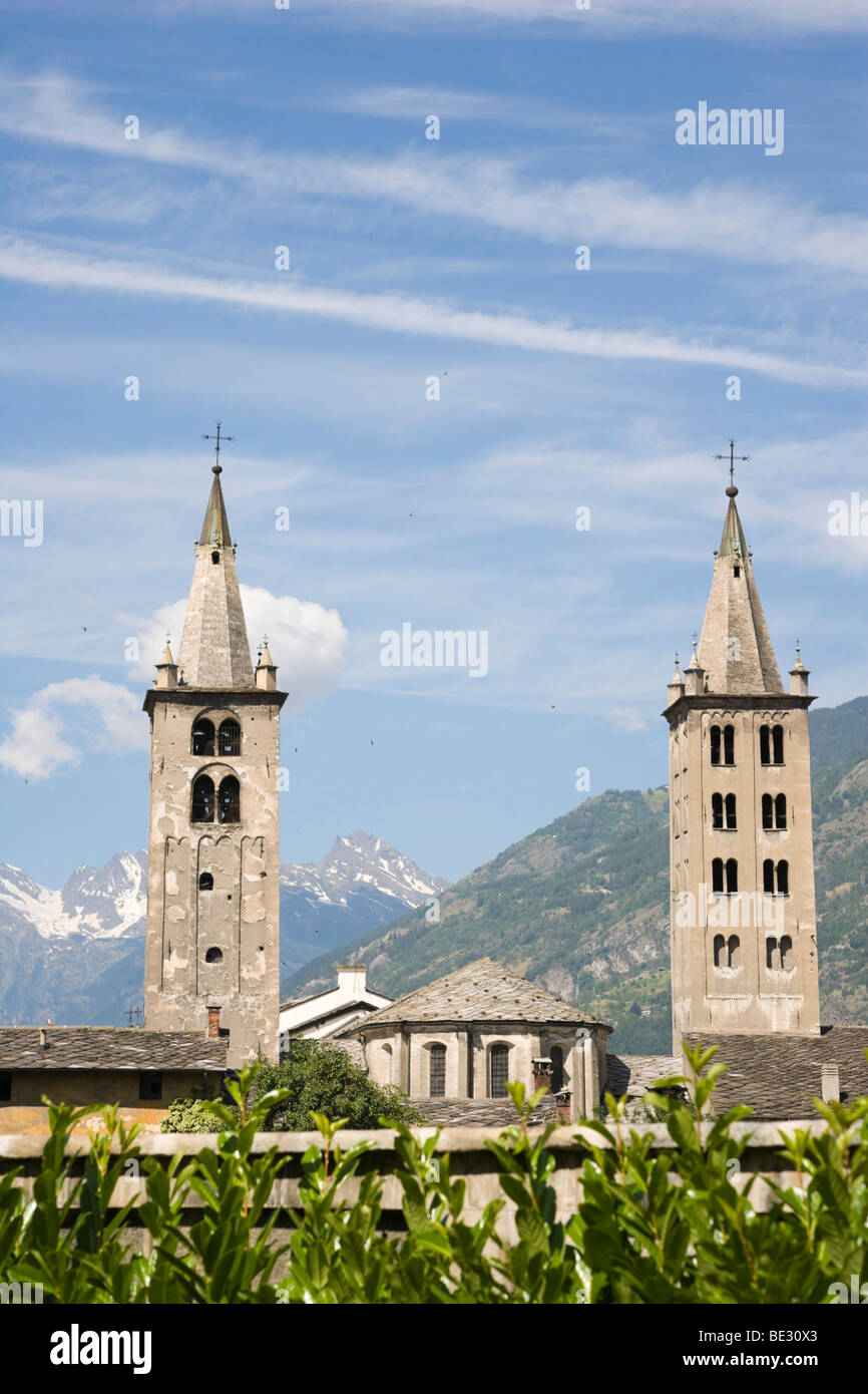 Le torri della Cattedrale di Aosta, la Cattedrale di Aosta da Rue Xavier de Maistre, Aosta, Valle d'Aosta, Valle d'Aosta, Alpi Ita Foto Stock