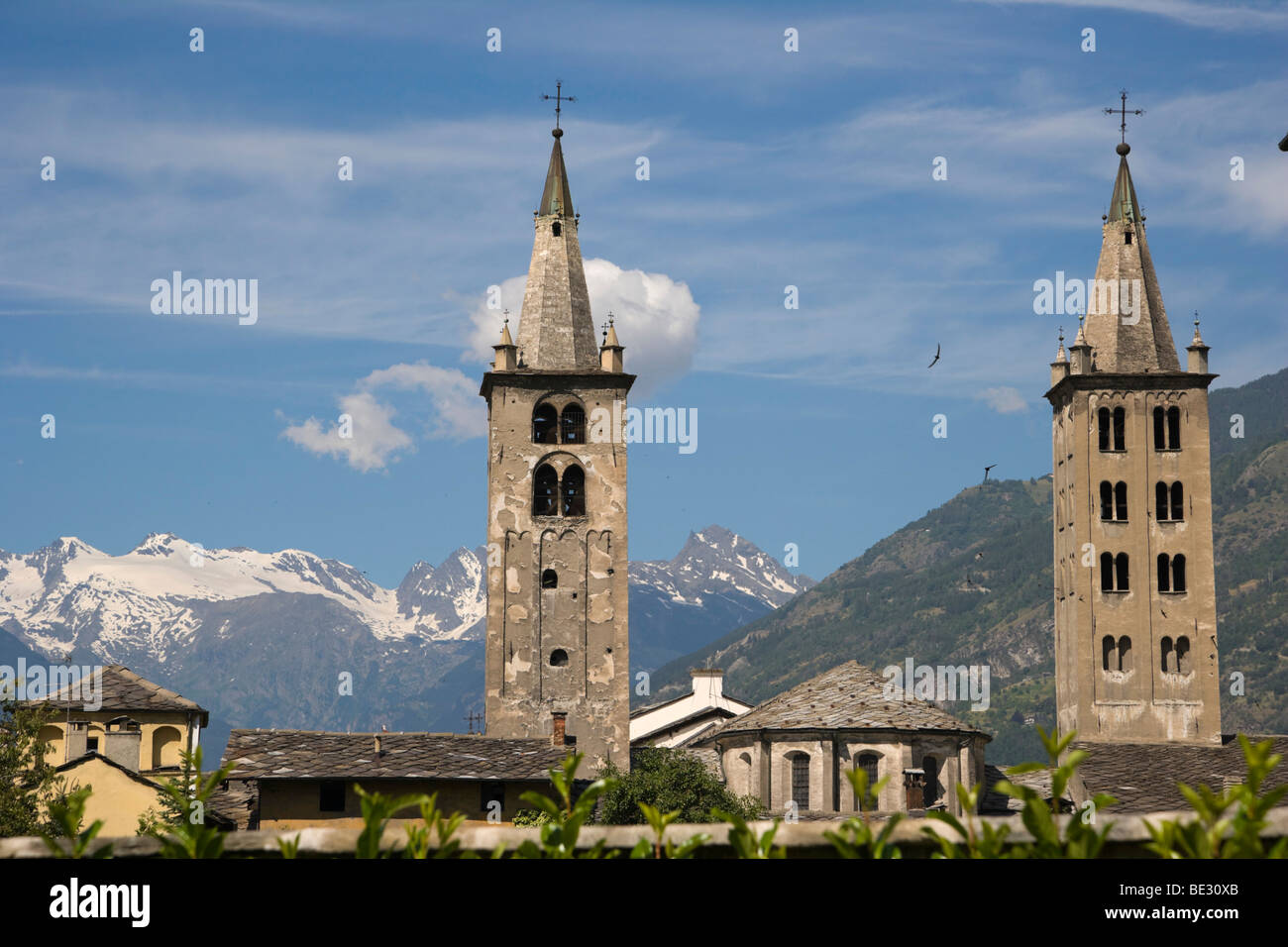 Le torri della Cattedrale di Aosta, la Cattedrale di Aosta da Rue Xavier de Maistre, Aosta, Valle d'Aosta, Valle d'Aosta, Alpi Ita Foto Stock
