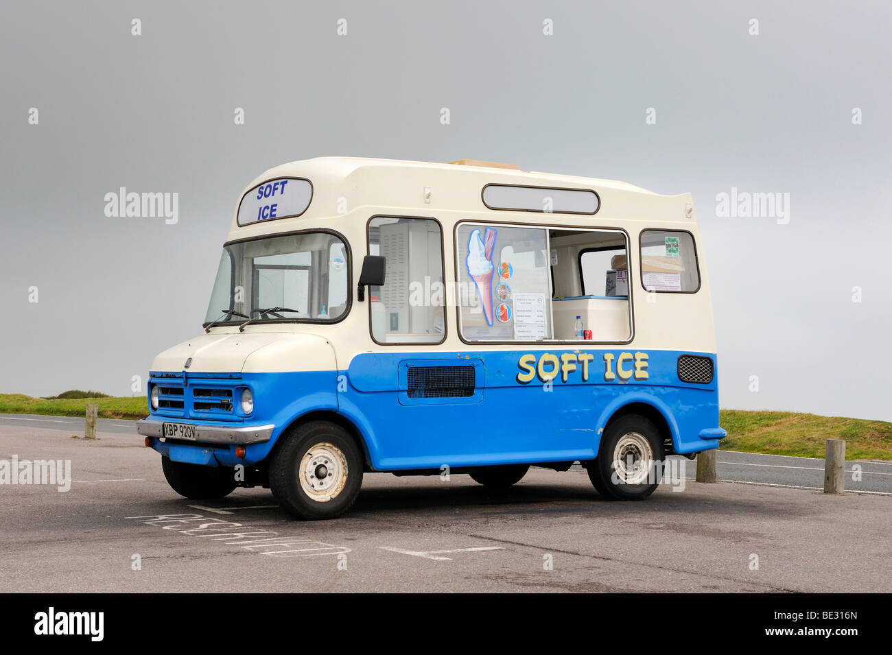 Un britannico di gelati van in un parcheggio, England, Regno Unito, Europa Foto Stock