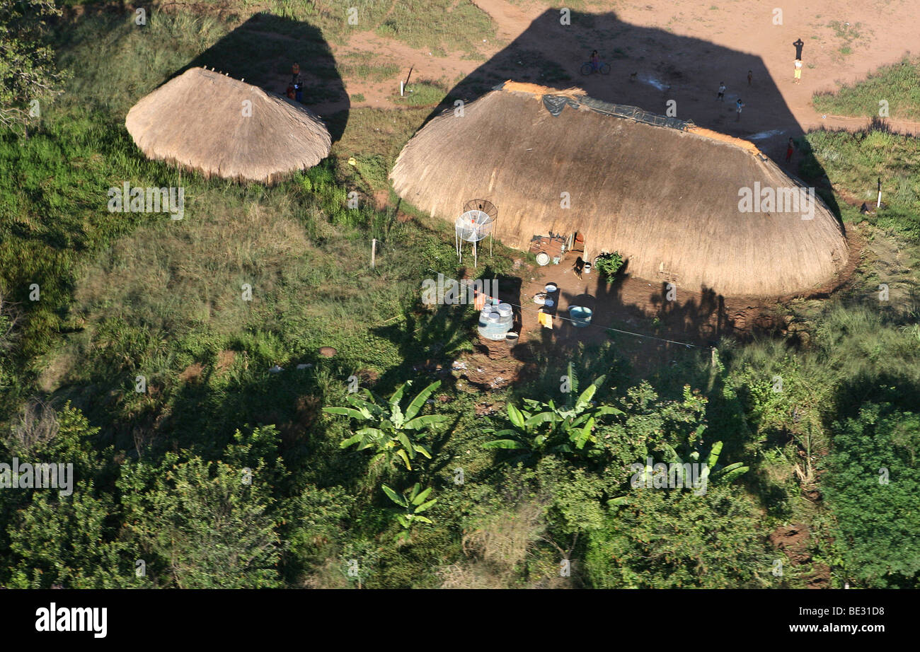 Xingu indiani nel Aamzone, Brasile vivono in case di legno en palmtreeleaves. Essi fanno dormire in amache e Foto Stock