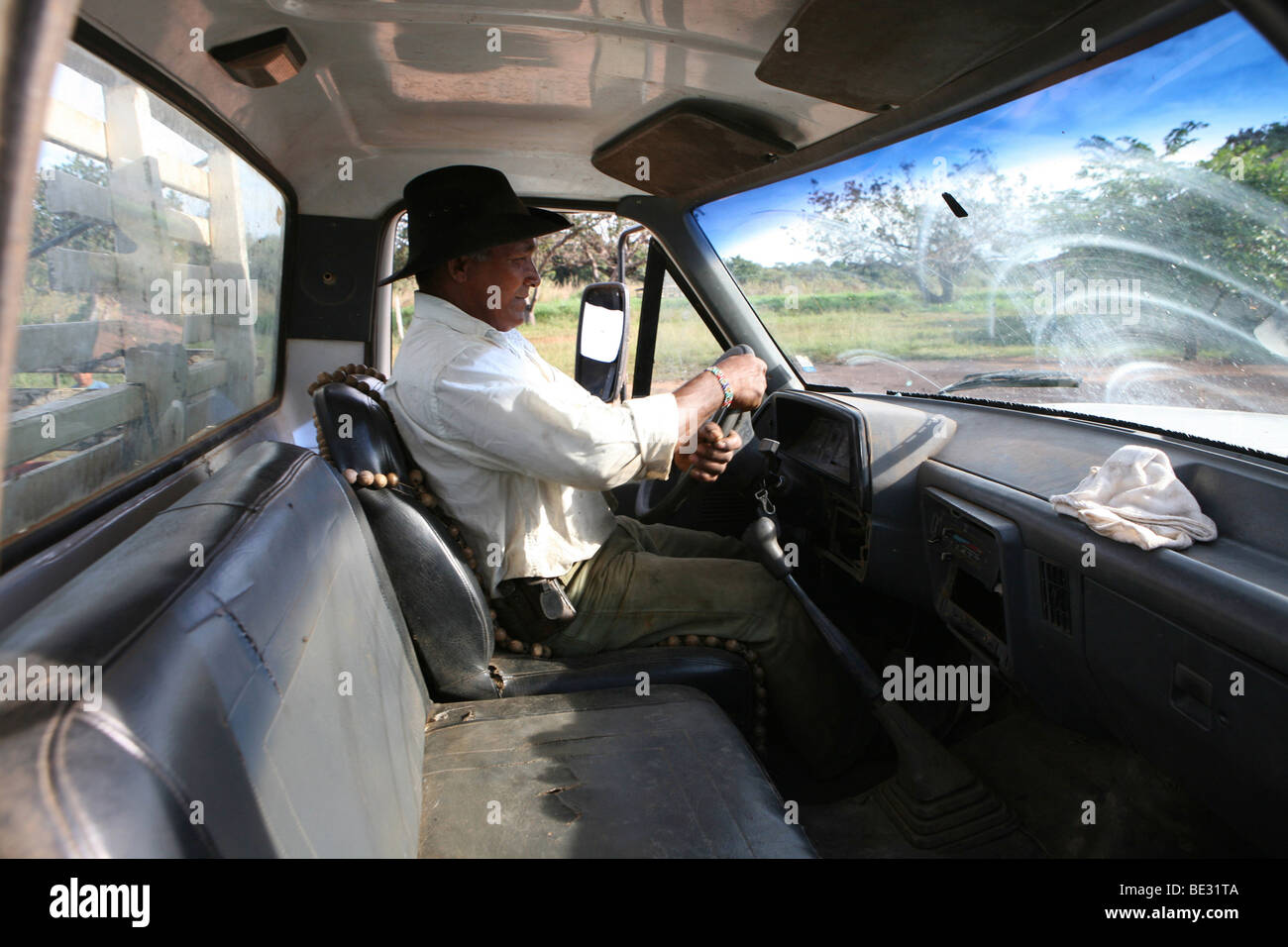 Ritratto di Xingu indiano del Aamzone, Brasile. Xingu indiani amore la caccia nel bosco e sono buoni cacciatori. Si caccia per Foto Stock