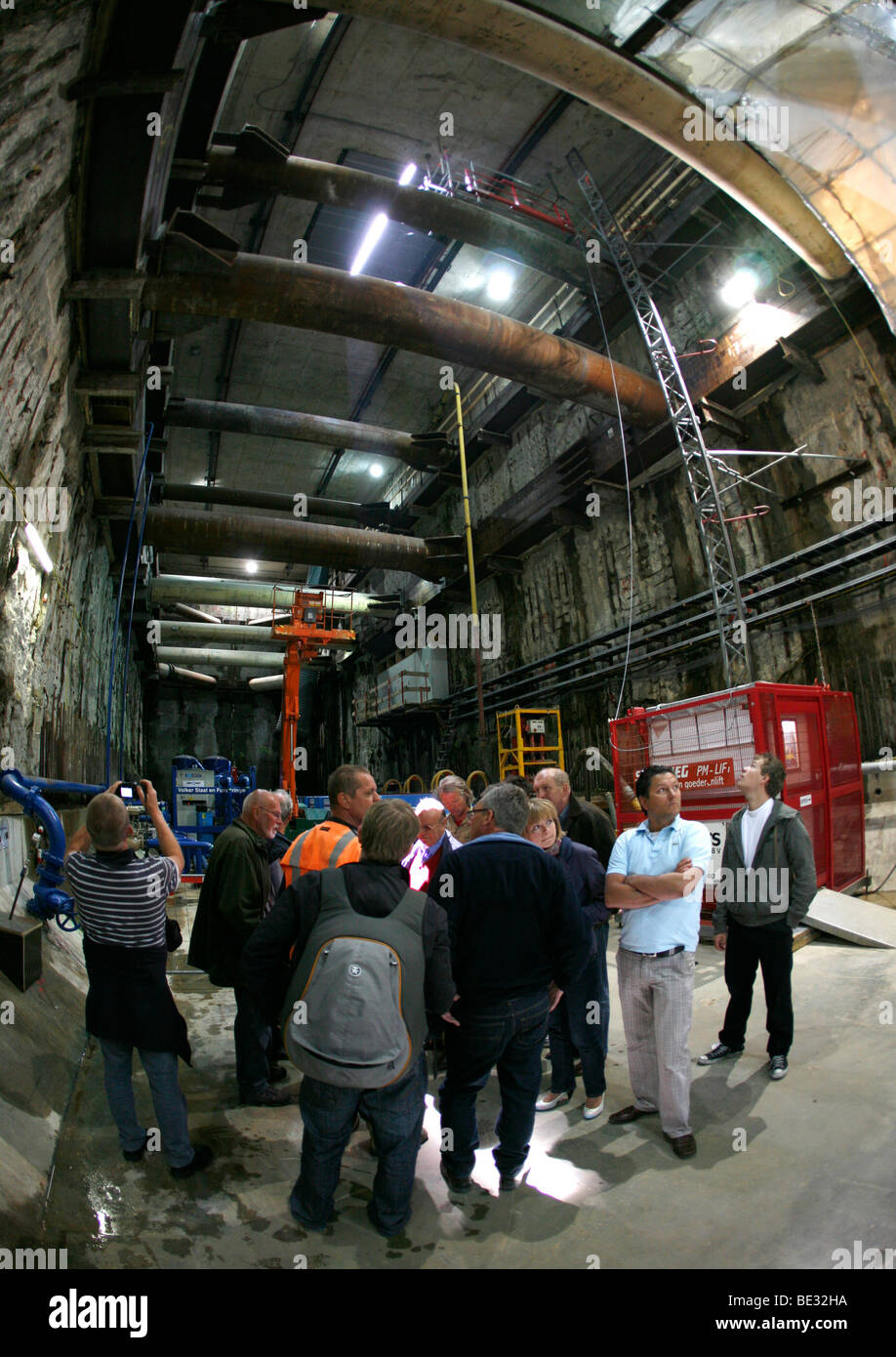 Gli scavi del nord a sud la linea della metropolitana di Amsterdam sono state una delle nuove stazioni della metropolitana sono in fase di costruzione. L'edificio excavati Foto Stock
