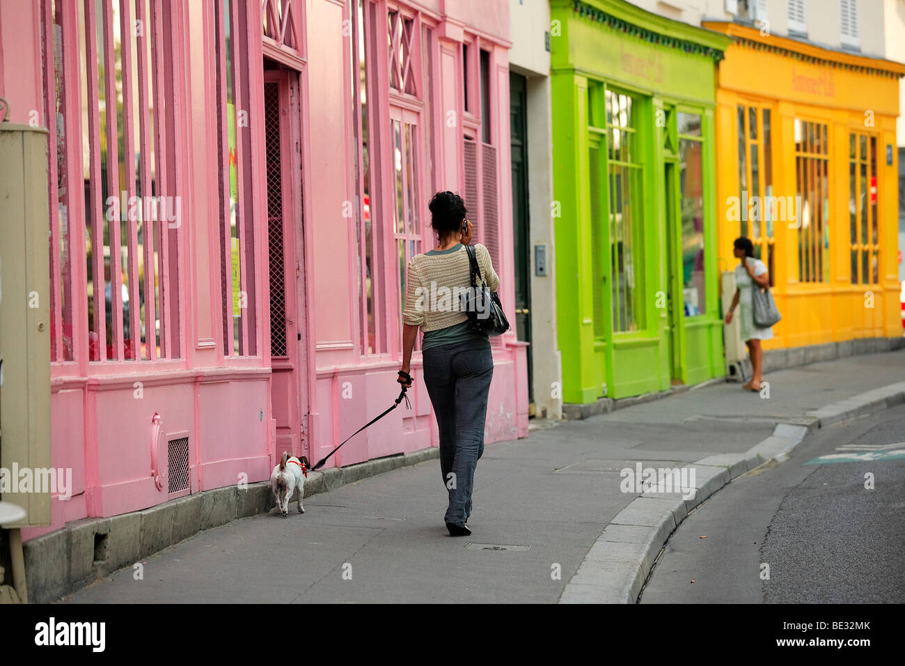 Parigi, la gente che camminava sul quai VALMY Foto Stock