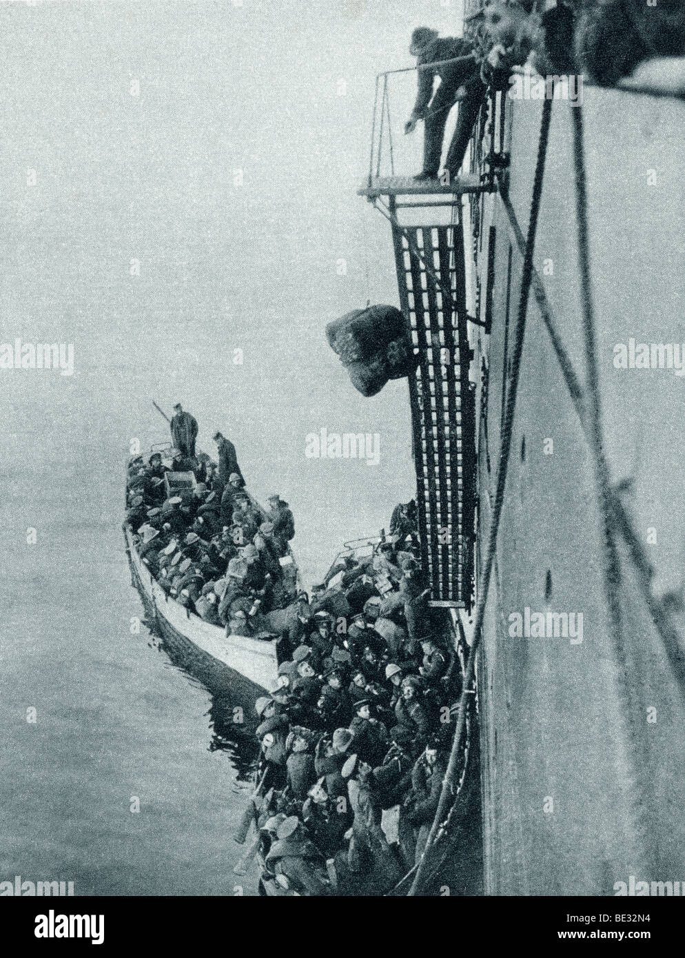 Le truppe e i magazzini essendo sbarcati a Gallipoli da una nave britannica durante la guerra mondiale I. Foto Stock