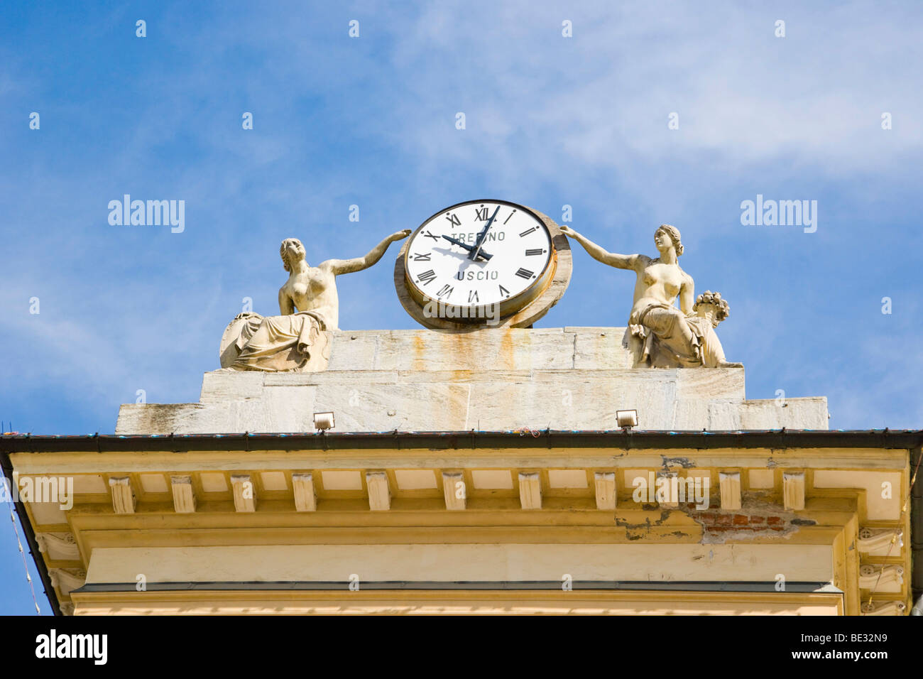 Orologio in cima all'Hotel de Ville, municipio, Piazza Emile Chanoux, Aosta,  Valle d'Aosta, Italia, Europa Foto stock - Alamy