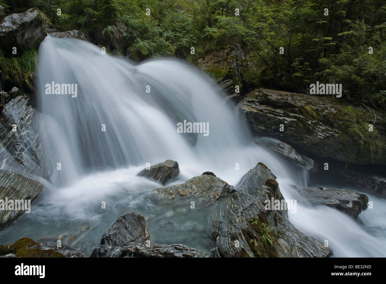 Cascate mozzafiato del ruscello di montagna invincibile Creek, Rees Valley, Isola del Sud, Nuova Zelanda Foto Stock