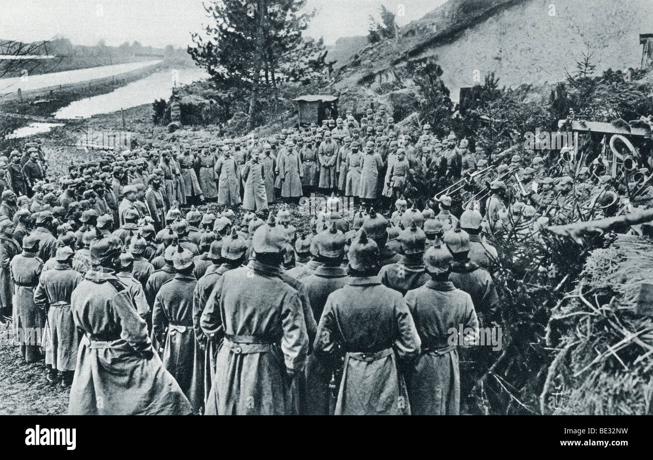 I soldati tedeschi che frequentano un servizio divino sulle rive dell'Aisne Canal durante la guerra mondiale I. Foto Stock
