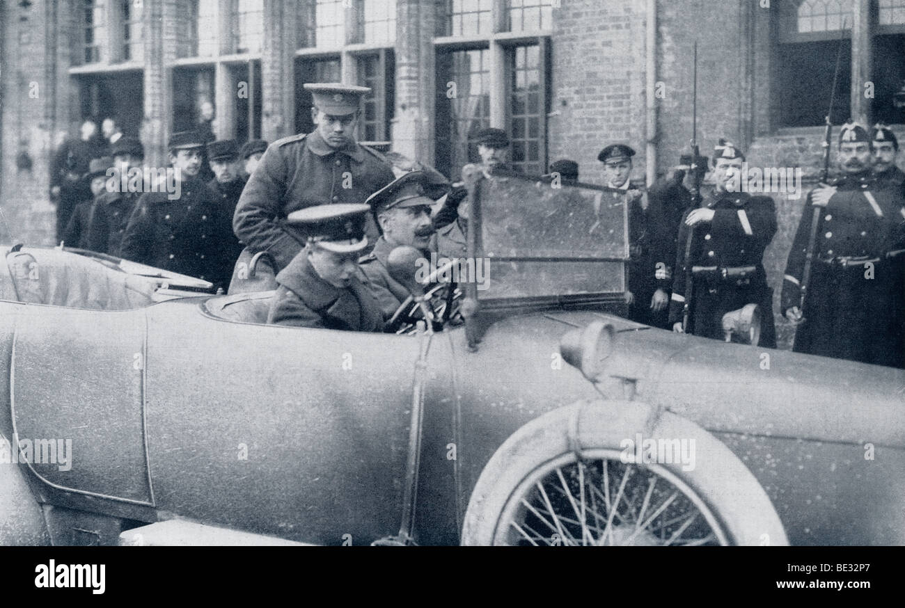 Il Principe di Galles al volante della vettura con il principe Alessandro di Teck come passeggero dietro il fronte occidentale della PRIMA GUERRA MONDIALE Foto Stock