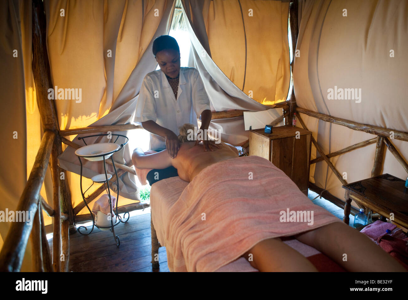 Una donna sta diventando un massaggio, Karafuu Beach Hotel, Zanzibar, Tanzania Africa Foto Stock