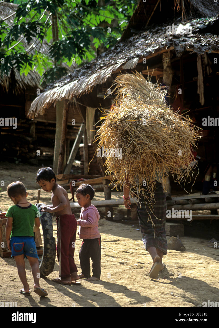 2745. Villaggio del Paduang o a collo lungo Karen Hill Tribe, nel nord della Thailandia. Foto Stock