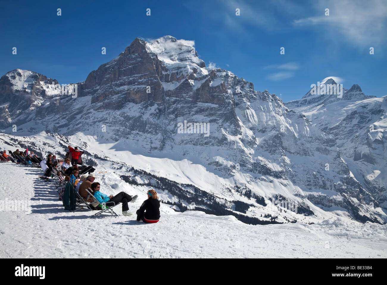 Rilassante al di fuori di un ristorante di montagna, Grindelwald, regione di Jungfrau, Oberland bernese, alpi svizzere, Svizzera Foto Stock