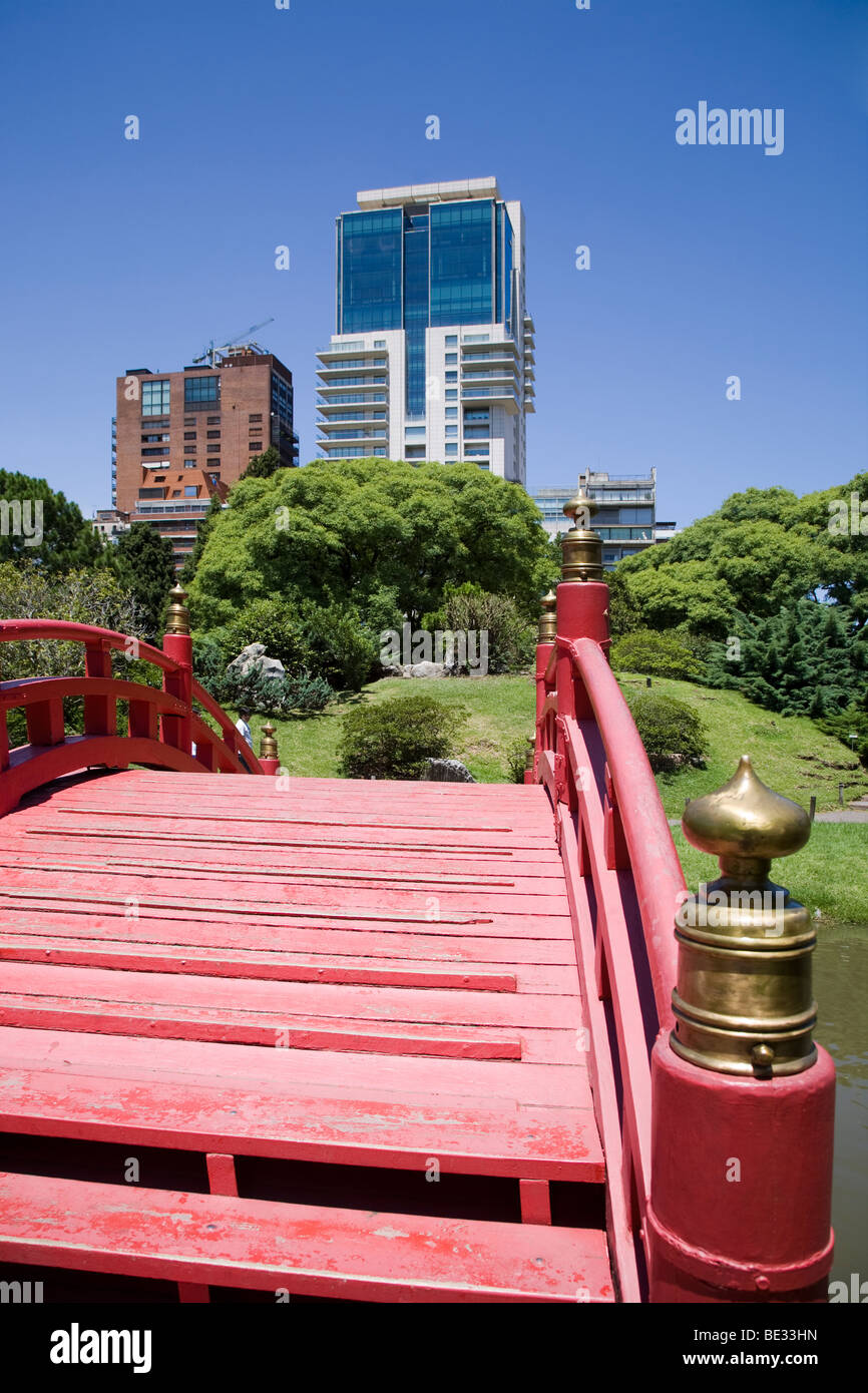 Ponte rosso di Jardin Japones (i giardini giapponesi), Buenos Aires, Argentina Foto Stock