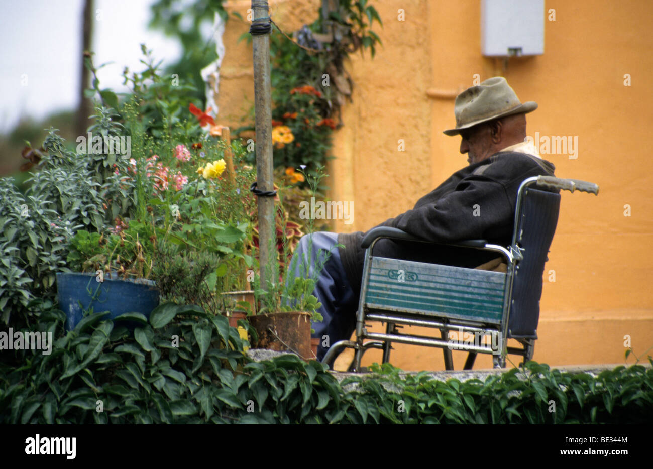 Il vecchio uomo avente la siesta in giardino, La Gomera, isole Canarie, Oceano Atlantico, Spagna Foto Stock