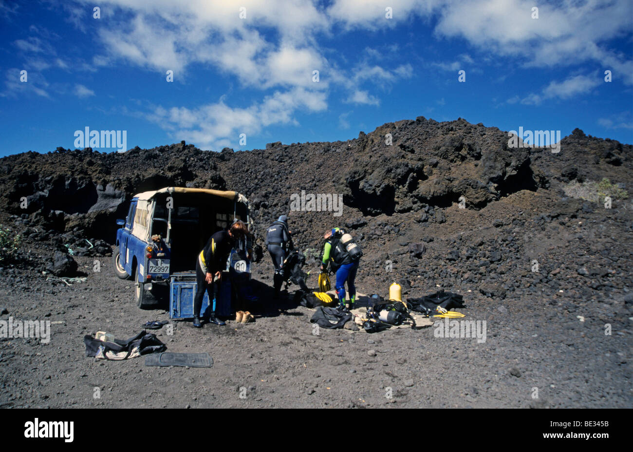 Sommozzatore preparare per le immersioni presso la spiaggia, La Palma, Canarie, Oceano Atlantico, Spagna Foto Stock