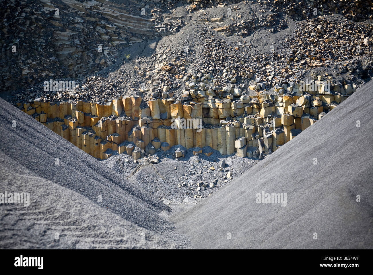 Una cava di basalto e colonne di basalto (Puy de Dôme - Francia). Carrière de basalte et orgues basaltiques (Puy-de-Dôme - Francia). Foto Stock