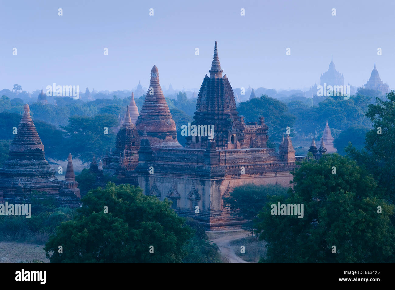 Atmosfera mattutina sopra il campo a pagoda, tempio, Zedi, Old Bagan, pagano, birmania, myanmar, Asia Foto Stock