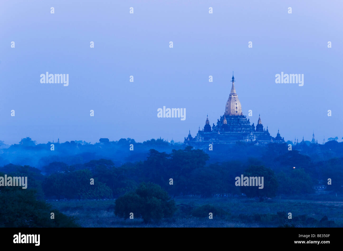 Atmosfera mattutina sopra il campo a pagoda, Tempio di Ananda, Zedi, Old Bagan, pagano, birmania, myanmar, Asia Foto Stock
