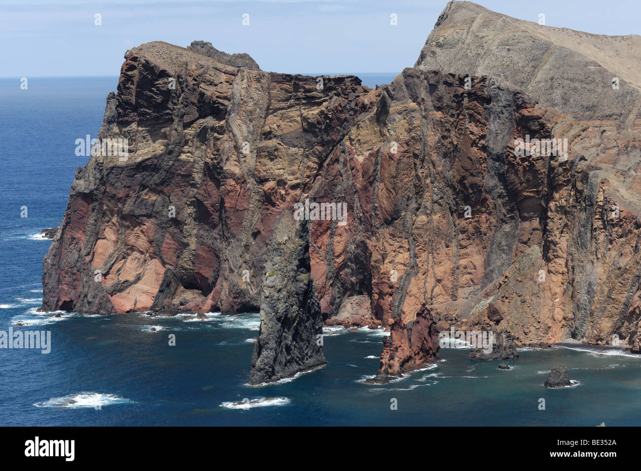 Mare e Rupi costiere vicino conico sulla costa nord est di Madera Foto Stock