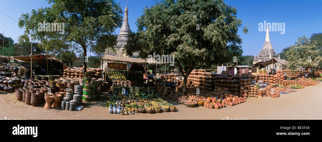 Pressione di stallo di ceramiche a Nyaung U market, Bagan, pagano, birmania, myanmar, Asia Foto Stock