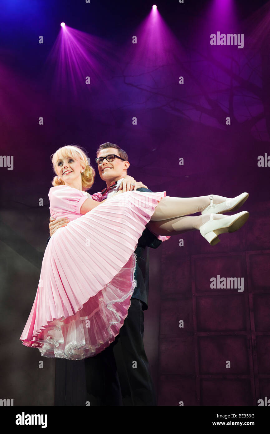 Brad (Mark Evans) e Janet (Haley Flaherty) in The Rocky Horror Show giocare al Nuovo Teatro di Wimbledon. Foto Stock