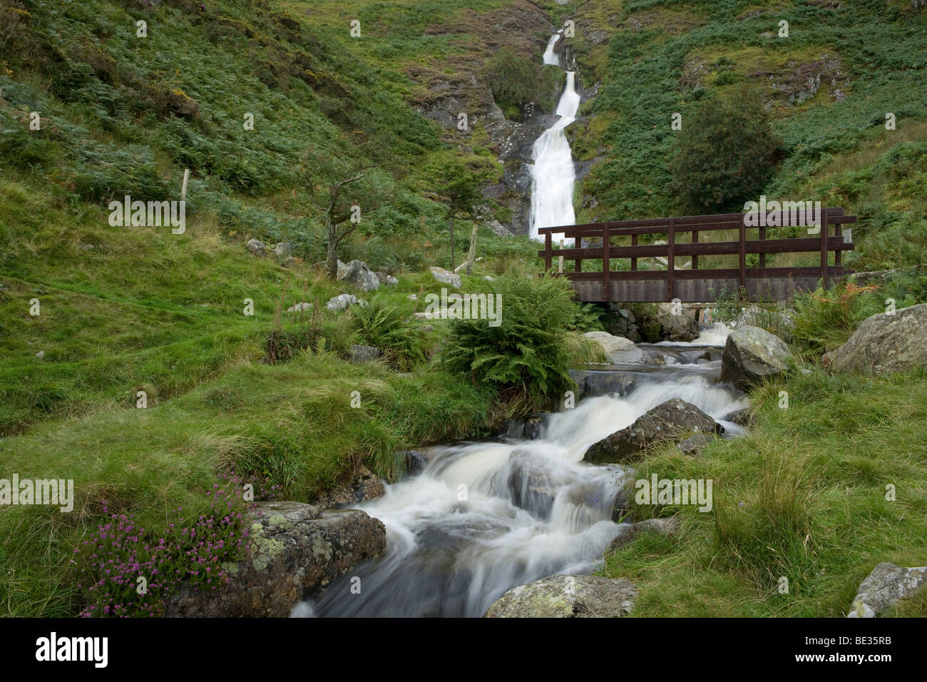 Il Galles del Nord il percorso attraversa il fiume Goch sotto Aber Falls, Snowdonia National Park, il Galles Foto Stock