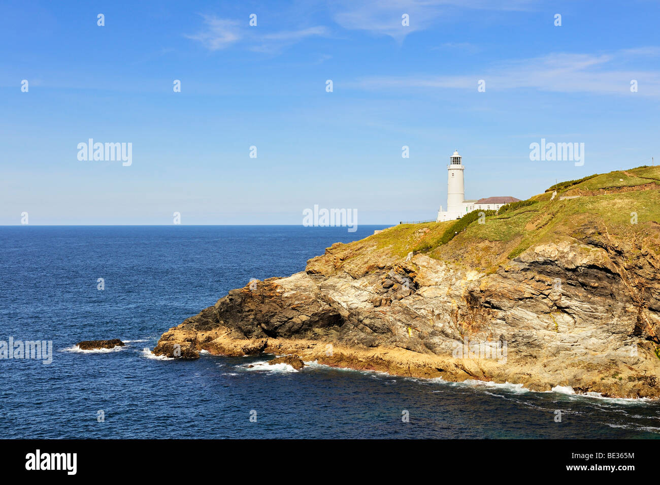 Faro sulla costa di Trevose Head sulla costa nord della Cornovaglia, England, Regno Unito, Europa Foto Stock