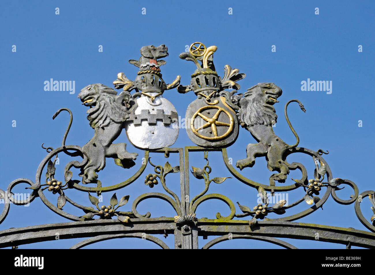 Il Crest, Schloss Neuenhof, moated castle, edificio storico, Luedenscheid, Maerkischer distretto, Sauerland, Nord Rhine-Westphali Foto Stock