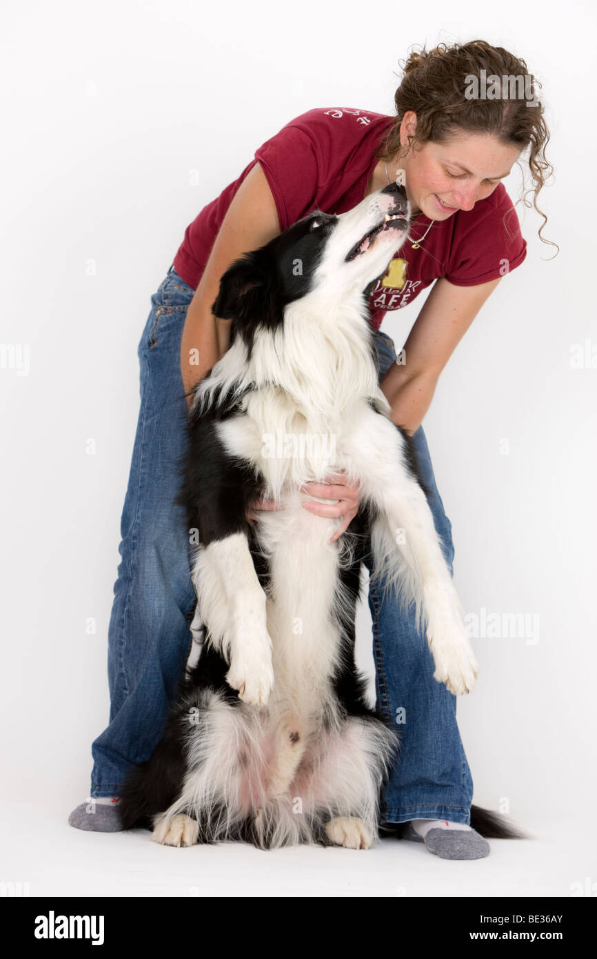 Ragazza cuddling con Border Collie, maschio Foto Stock