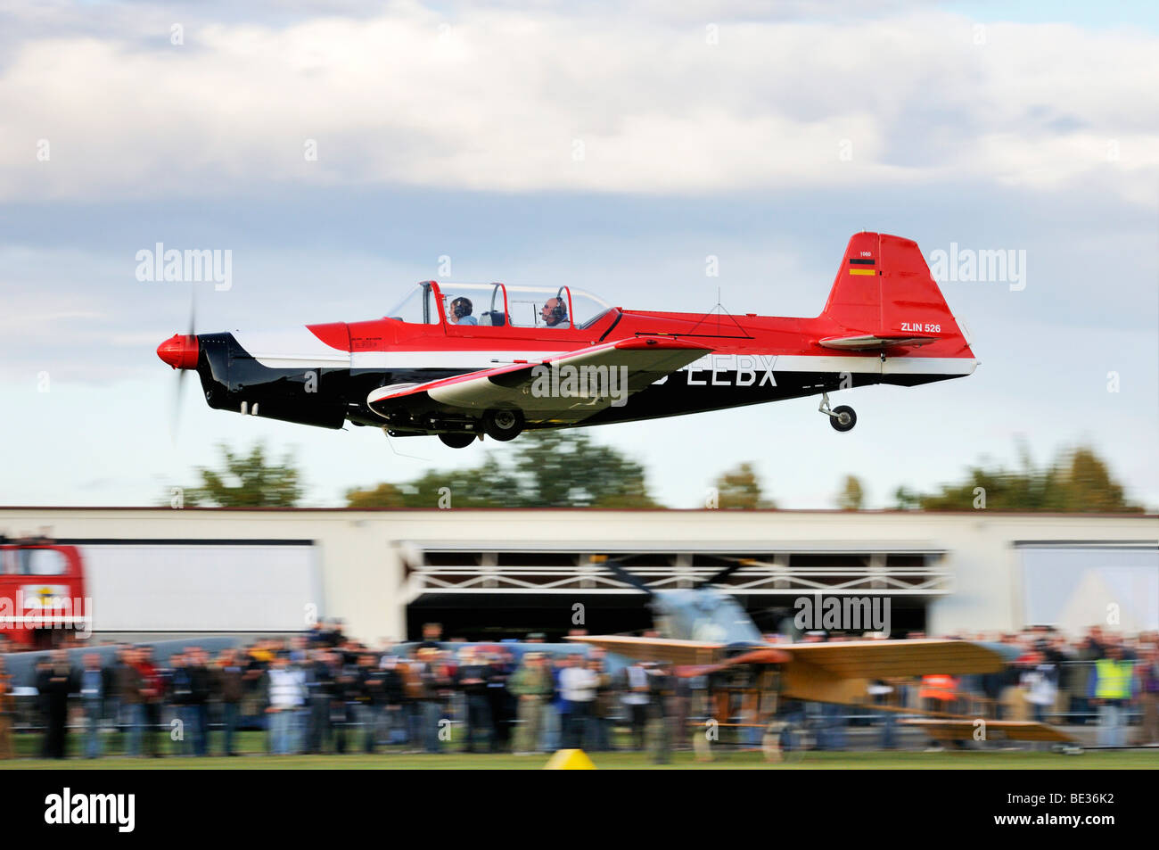Ceca e sport aerei acrobatici Zlin Z-526 immediatamente dopo il decollo, in Europa la più grande riunione dei piani vintage a Hahnwe Foto Stock