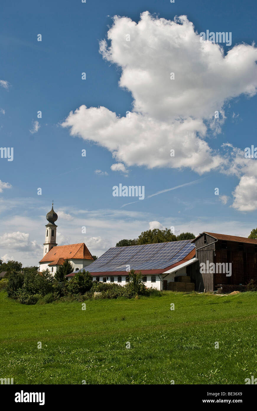 Sistema solare su un edificio agricolo in Baviera, Germania, Europa Foto Stock