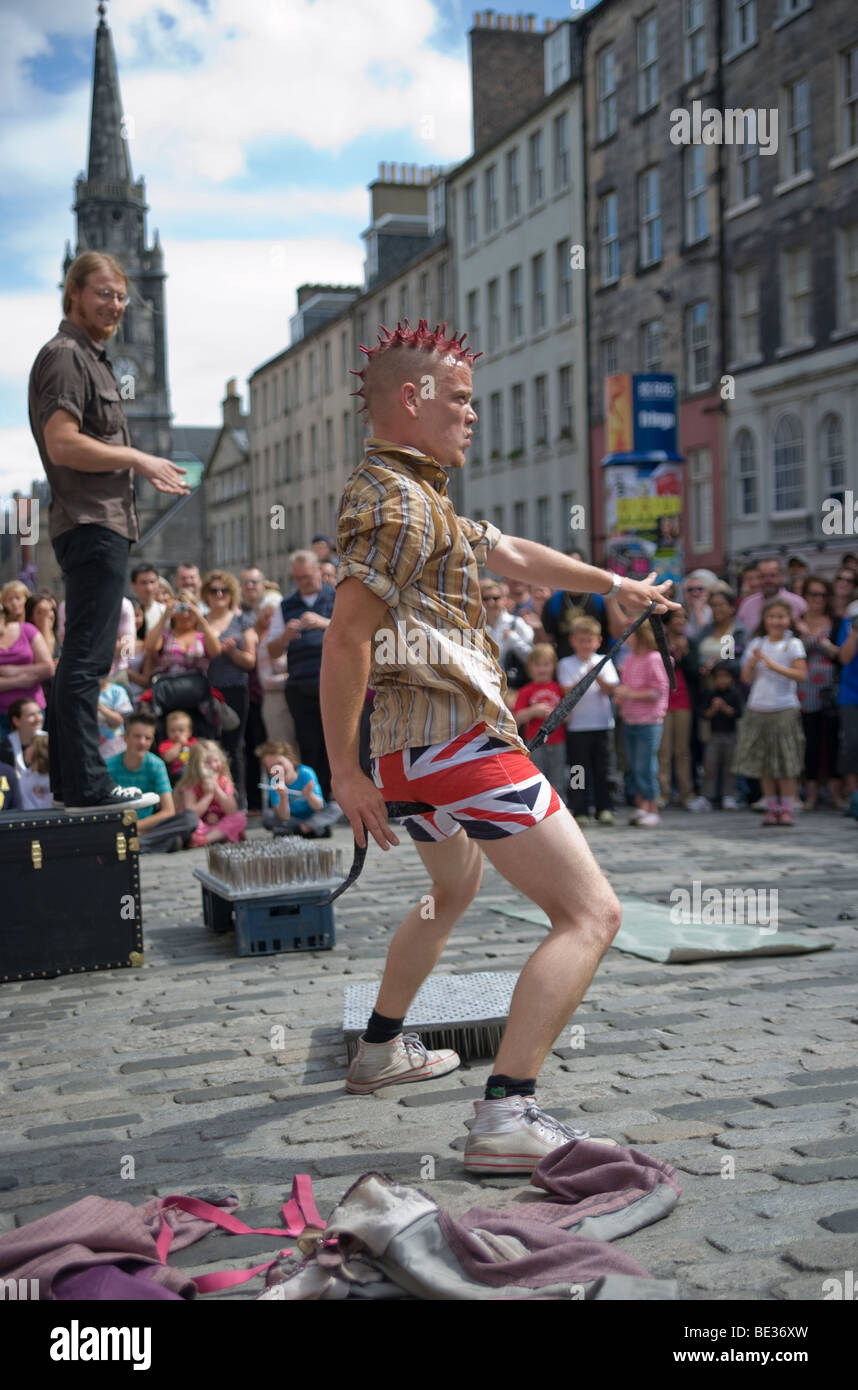 Street performer di Royal Mile di Edimburgo durante il 2009 Fringe Festival, Scotland, Regno Unito. Foto Stock