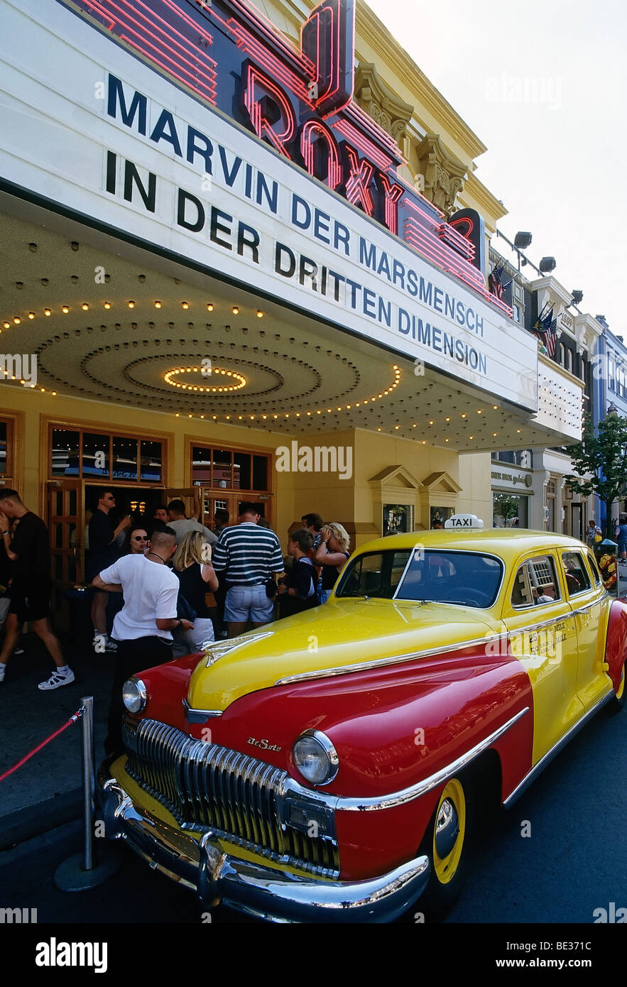 De Soto vintage automobile parcheggiata di fronte all'entrata di una 3-D movie theater, filmato: Marvin il marziano, Warner Brothers Movie Wo Foto Stock