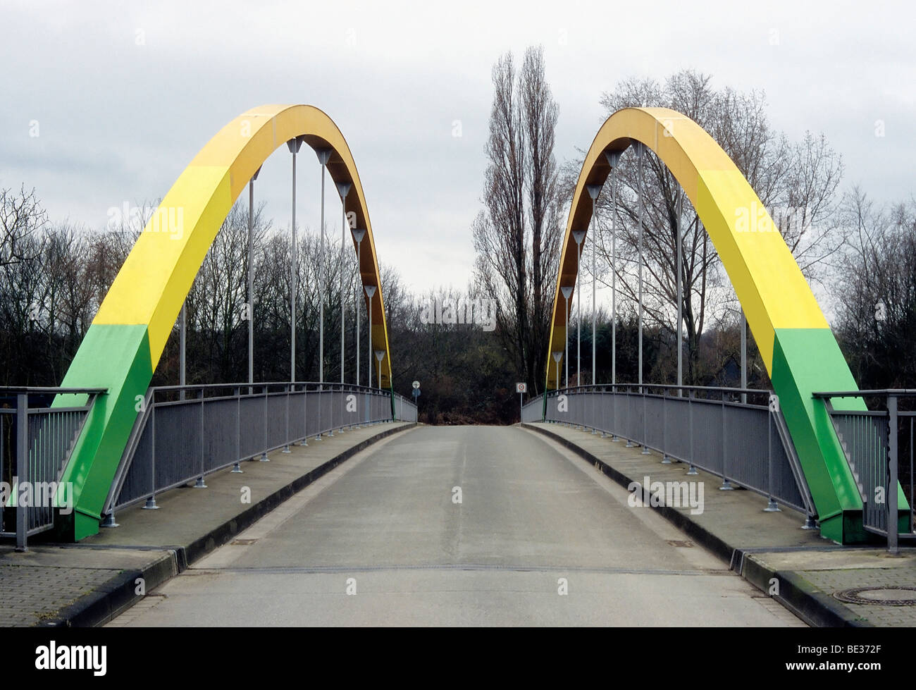 Ponte di arco sopra il canale di spedizione della Ruhr, Schwiesenkamp, Duisburg-Kaiserberg, la zona della Ruhr, Renania settentrionale-Vestfalia, Germa Foto Stock