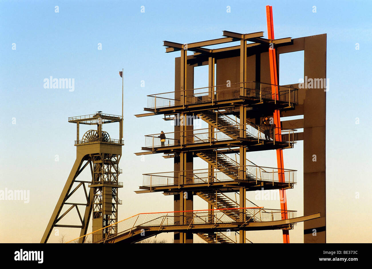Torre di osservazione accanto a un telaio di pit, Nordsternpark, area Gelsenkirchen-Ruhr, Renania settentrionale-Vestfalia, Germania, Europa Foto Stock
